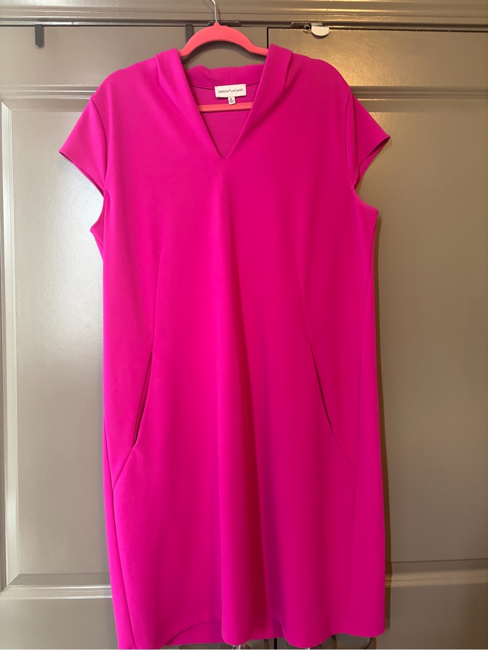 Gibson Latimer Fuchsia V-Neck Midi Dress